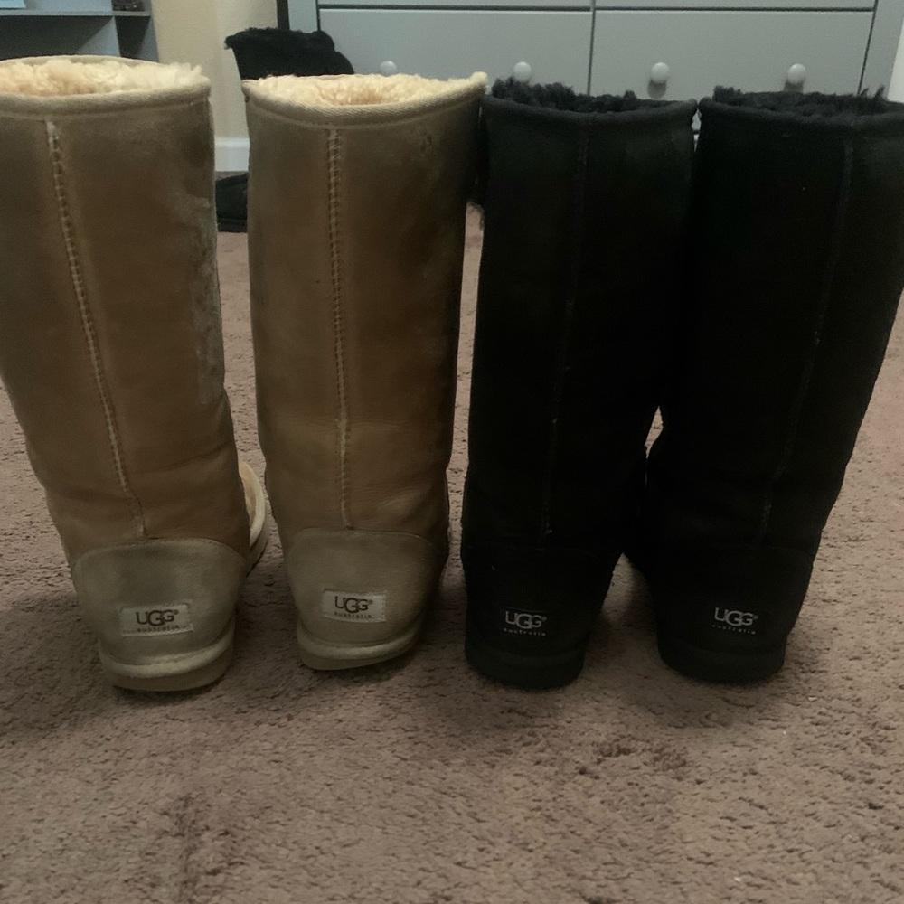 Uggs, very worn but there’s a lot of life left in them. Size 7 or 8
